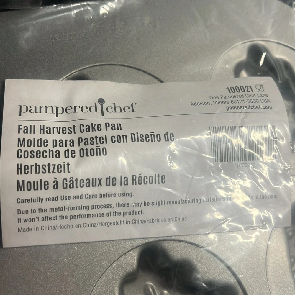 Fall harvest cake pan by Pampered Chef.  New in pkg. 16x11. Cupcake